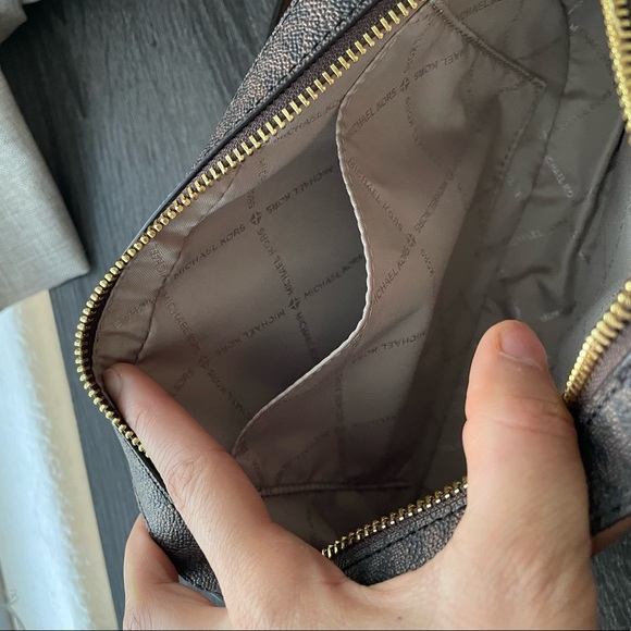 New , Authentic Michael Kors brown jet set Crossbody bag - Picture 7 of 15